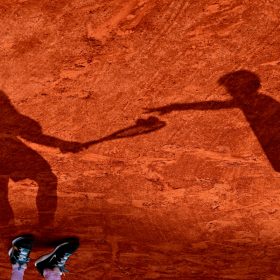 Lionel Hahn, Silhouettes, photographie des ombres de Carlos Alcaraz et d’un ramasseur de balles sur la terre battue lors de la finale de Roland-Garros 2025.