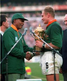 Mark Leech, Mandela, Nelson Mandela remettant le trophée de la Coupe du monde de rugby 1995 au capitaine sud-africain François Pienaar après la victoire des Springboks face à la Nouvelle-Zélande.