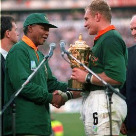 Mark Leech, Mandela, Nelson Mandela remettant le trophée de la Coupe du monde de rugby 1995 au capitaine sud-africain François Pienaar après la victoire des Springboks face à la Nouvelle-Zélande.