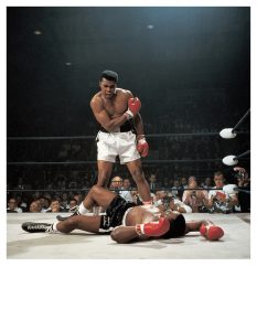 Neil Leifer, Ali-Liston, Muhammad Ali debout au-dessus de Sonny Liston après le KO du combat de boxe du 25 mai 1965.