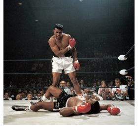 Neil Leifer, Ali-Liston, Muhammad Ali debout au-dessus de Sonny Liston après le KO du combat de boxe du 25 mai 1965.
