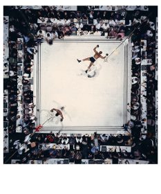 Neil Leifer, Ali-Williams Overhead, Muhammad Ali debout les bras levés au-dessus de Cleveland Williams au sol sur le ring, Houston, 1966.