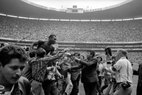Neil Leifer, Pelé célébrant la victoire du Brésil face à l’Italie en finale de la Coupe du monde de football au stade Azteca, Mexico, 21 juin 1970.