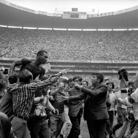 Neil Leifer, Pelé célébrant la victoire du Brésil face à l’Italie en finale de la Coupe du monde de football au stade Azteca, Mexico, 21 juin 1970.