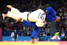 Philippe Millereau, Teddy, Teddy Riner projetant le Sud-Coréen Minjong Kim lors de la finale des +100 kg aux Jeux olympiques de Paris 2024, sur l’action décisive conclue par un ippon.