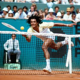Serge Philippot, Au filet, Yannick Noah en pleine montée au filet face à Mats Wilander lors de la finale de Roland-Garros 1983 à Paris.