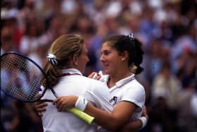 Serge Philippot, Reines 2, Steffi Graf et Monica Seles réunies après leur finale de Roland-Garros en 1990, au terme d’un duel entre deux grandes championnes du tennis féminin.