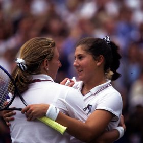 Serge Philippot, Reines 2, Steffi Graf et Monica Seles réunies après leur finale de Roland-Garros en 1990, au terme d’un duel entre deux grandes championnes du tennis féminin.
