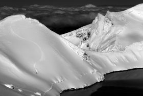 Stéphane Godin, Ruapehu, photographie du freerider Thibaud Duchosal descendant les pentes enneigées du mont Ruapehu, en Nouvelle-Zélande, au-dessus du lac de cratère et d’une mer de nuages, en août 2007.