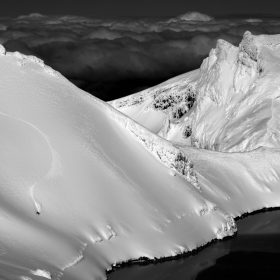 Stéphane Godin, Ruapehu, photographie du freerider Thibaud Duchosal descendant les pentes enneigées du mont Ruapehu, en Nouvelle-Zélande, au-dessus du lac de cratère et d’une mer de nuages, en août 2007.